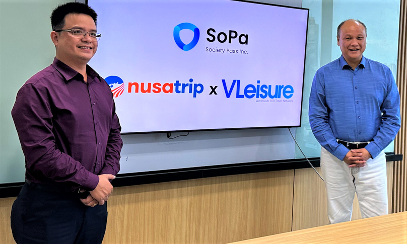 Society Pass founder, chairman and CEO Dennis Nguyen (right) and VLeisure founder and managing director Phan Le announce their acquisition deal in Jakarta on April 13, 2023. Photo courtesy of Society Pass.