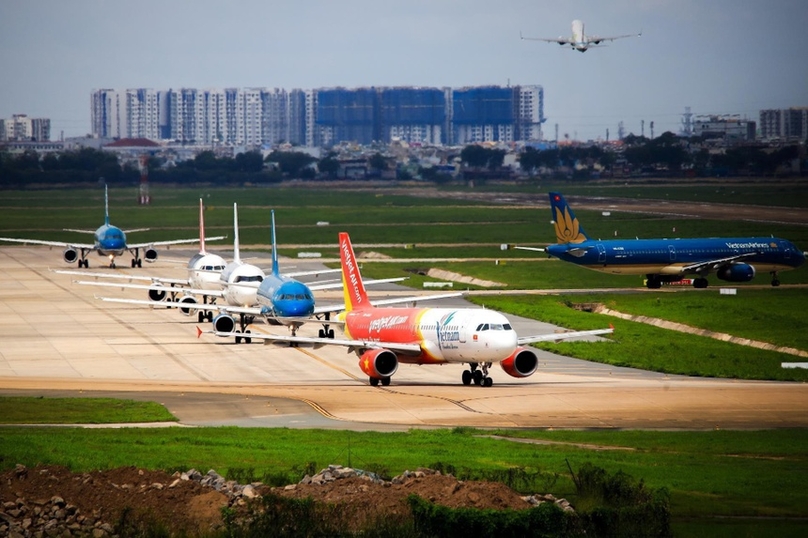 Vietnam Airlines and Vietjet Air planes at Noi Bai International Airport. Photo courtesy of Zing magazine.