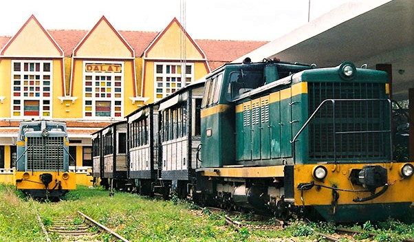 Dalat railway station and a tourist train with only four cars serving holiday takers. Photo courtesy of Lam Dong newspaper.