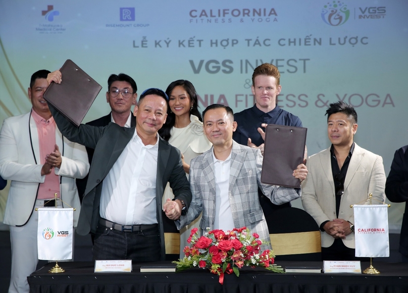(Front) VGS Group chairman Bui Duc Long (left) and Phan Ngoc Huy, vice chairman of FLG Vietnam, the parent company of California Fitness & Yoga,  launch their partnership in Vietnam. Photo courtesy of VGS.