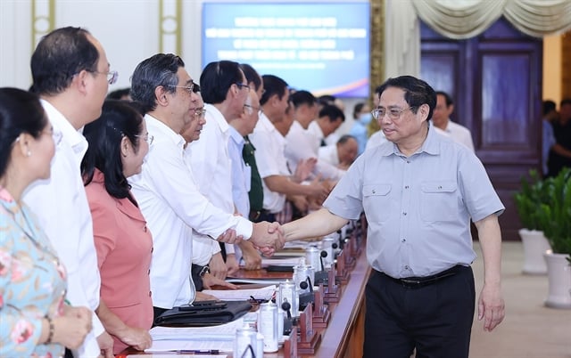 Prime Minister Pham Minh Chinh (R) meets officials of Ho Chi Minh City on April 16, 2023. Photo courtesy of Vietnam News Agency.
