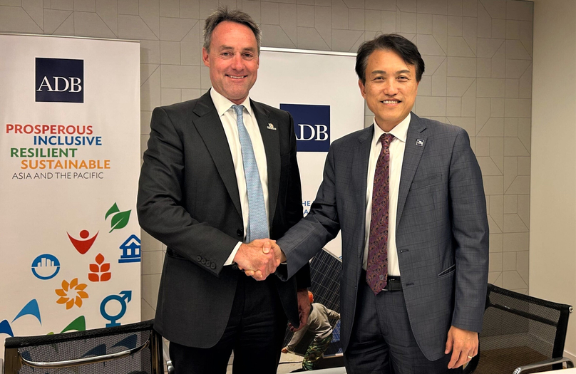 ADB managing director general Woochong Um (R) and GEAPP CEO Simon Harford at the partnership signing ceremony in Washington, D.C. on April 14, 2023. Photo courtesy of ADB.