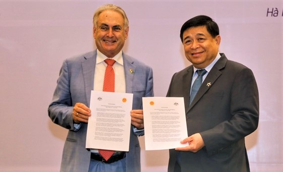 Vietnam's Minister of Planning and Investment Nguyen Chi Dung (R) and Australia’s Minister for Trade and Tourism Don Farrell at the Vietnam-Australia Economic Partnership Meeting in Hanoi on April 17, 2023. Photo courtesy of Vietnam News Agency.