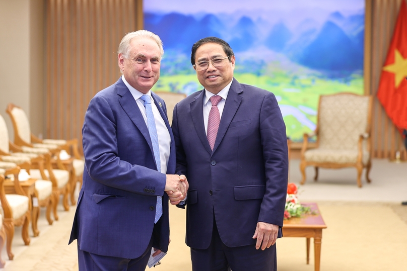 Vietnam's Prime Minister Pham Minh Chinh (R) welcomes Australia’s Minister for Trade and Tourism Don Farrell in Hanoi on April 17, 2023. Photo courtesy of the Vietnamese government portal.