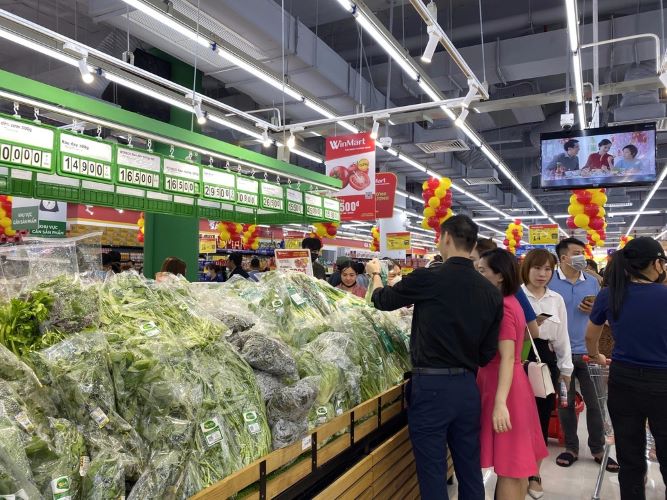 Customers shop at a WinMart supermarket. Photo courtesy of WinCommerce.