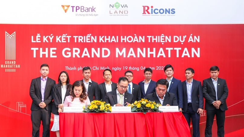 Executives of Novaland, TPBank, and Ricons sign their agreement for completion of The Grand Manhattan in Ho Chi Minh City on April 19, 2023. Photo courtesy of Novaland.