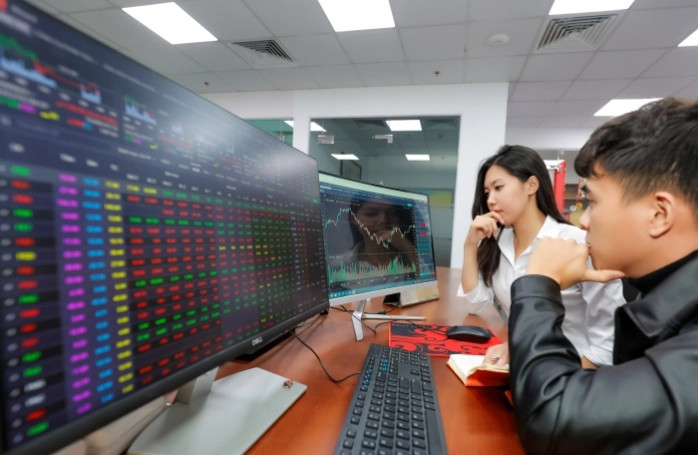 Vietnamese investors look at market developments. Photo courtesy of VietnamFinance.