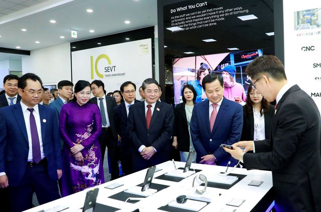 Deputy PM Le Minh Khai (2nd, right) at the Samsung Electronics Vietnam Thai Nguyen ceremony for its 10th anniversary on April 20, 2023. Photo courtesy of the government portal.