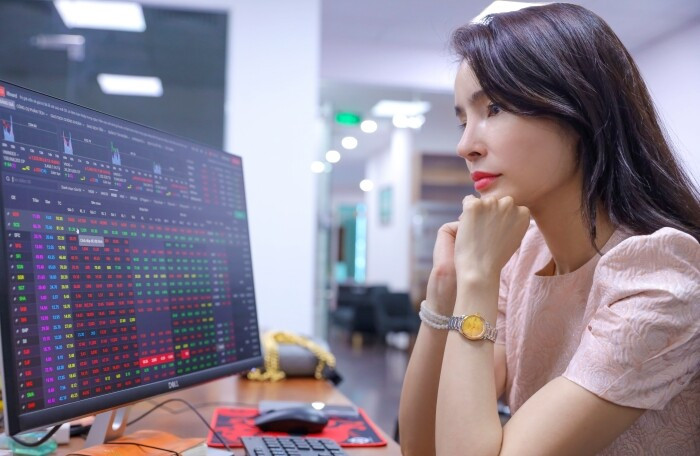 A Vietnamese investor looks at market developments. Photo courtesy by VietnamFinance magazine.