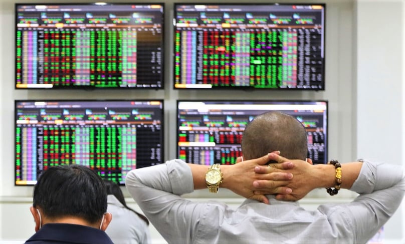 Investors watch stock developments in Vietnam. Photo by The Investor/Trong Hieu. 