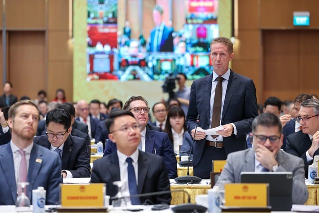 Preben Elnef (standing), vice president and general manager of Lego Manufacturing Vietnam. Photo courtesy of the government portal.