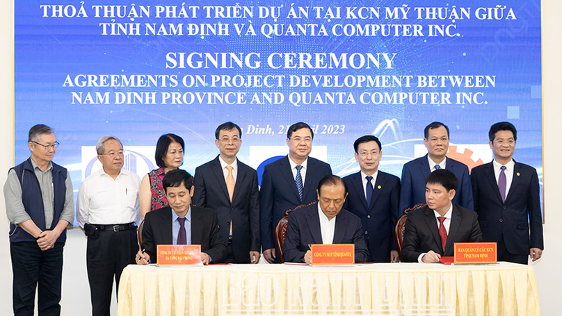  Representatives of Quanta Computer and Nam Dinh province sign the agreement in the province on April 21, 2023. Photo courtesy of Nam Dinh newspaper.