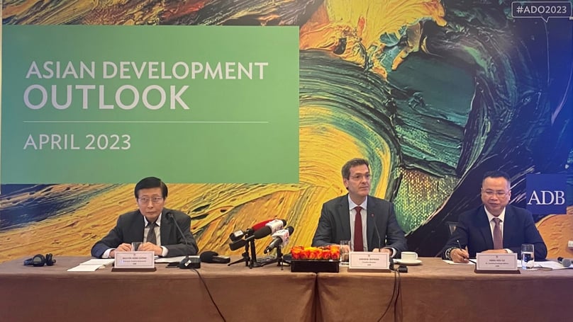 The ADB announces its Asian Development Outlook in Hanoi on April 4, 2023. Photo courtesy of dangcongsan.vn website.