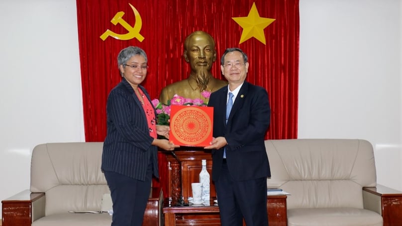 Binh Duong Vice Chairman Nguyen Van Danh (right) and P&G Vietnam country manager Priyamvada Srivastava at a meeting in the southern province on April 25, 2023. Photo courtesy of Binh Duong's news portal.