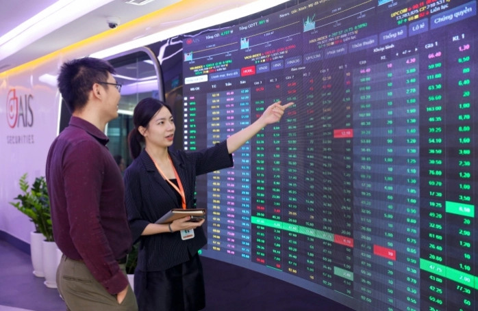 VN-Index gained 5.95 points to close at 1,040.8 on April 26, 2023, Photo courtesy of VietnamFinance.