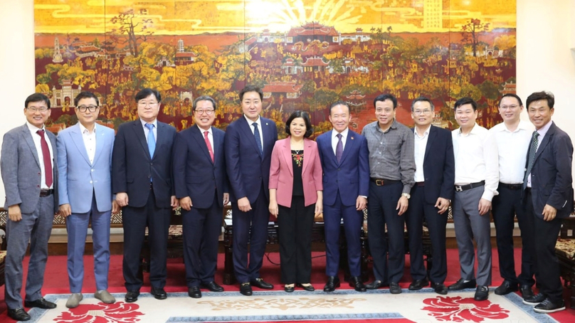 Bac Ninh Chairwoman Nguyen Huong Giang (sixth, left) and Green Packaging Solution CEO Ahn Sung Hun (fifth, left) at a meeting in the northern province on April 26, 2023. Photo courtesy of Bac Ninh's news portal.