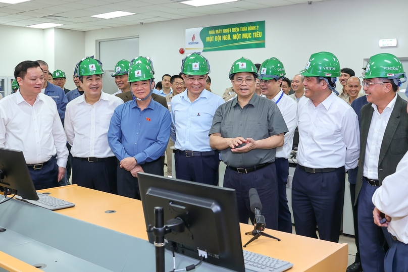 Prime Minister Pham Minh Chinh (third from right) attends the Thai Binh 2 power plant launch in Thai Binh province, northern Vietnam on April 27, 2023. Photo courtesy of the government portal.