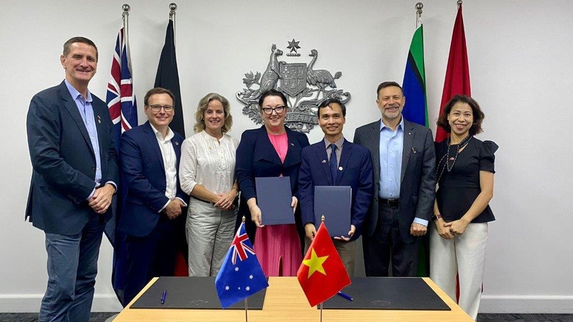 ASM CEO Rowena Smith (center) and VTRE CEO Luu Anh Tuan (third, right) at the signing of the agreement in Hanoi on April 30, 2023. Photo courtesy of ASM.