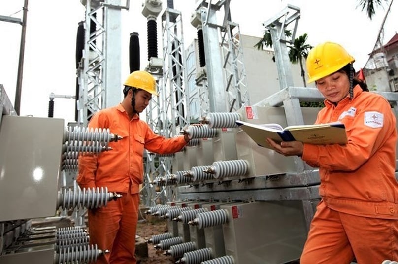 Electricity technicians of EVN do transmission line maintenance work. Photo courtesy of Vietnam News Agency.