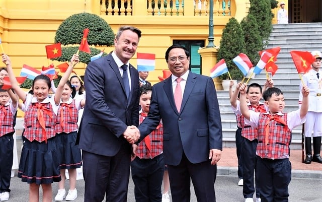 Vietnamese Prime Minister Pham Minh Chinh (right) and Luxembourg counterpart Xavier Bettel shake hands in Hanoi on May 4, 2023. Photo courtesy of Vietnam News Agency