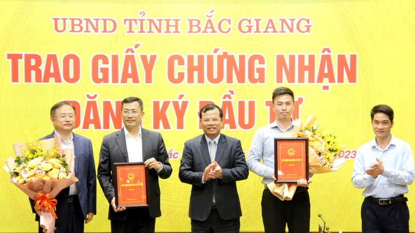 Bac Giang Vice Chairman Phan The Tuan (center) grants investment certificates to two FDI projects in the northern province on May 4, 2023. Photo courtesy of Bac Giang newspaper.