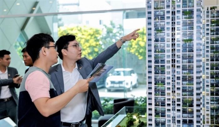 A broker introduces the Phu Dong Sky Garden project to a customer. Photo by The Investor/ Vu Pham.