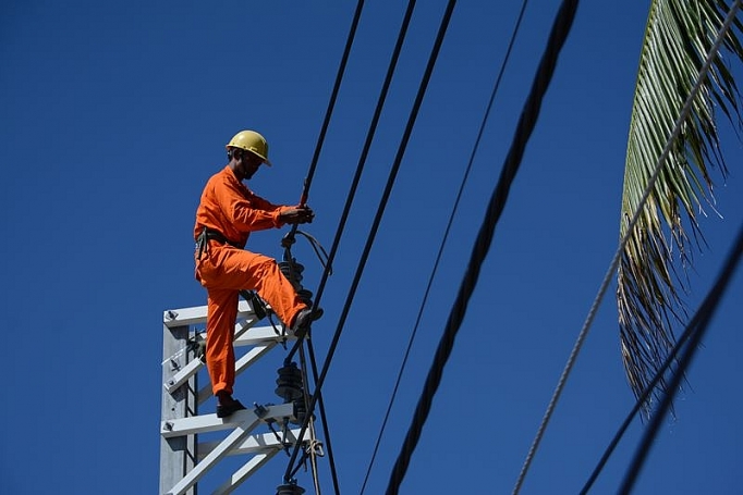 A technician checks a transmission line. Photo courtesy of the Industry & Trade newspaper.