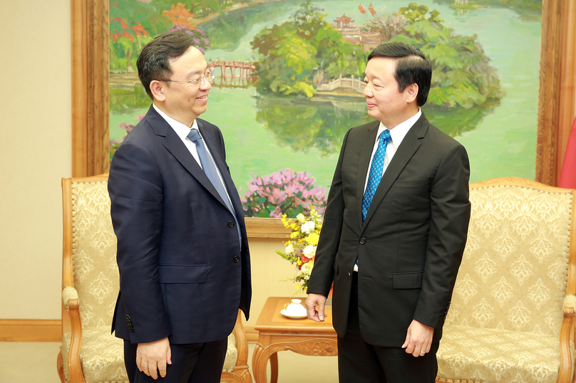 Vietnam’s Deputy Prime Minister Tran Hong Ha (right) receives BYD chairman Wang Chuanfu in Hanoi on May 5, 2023. Photo courtesy of the government portal.