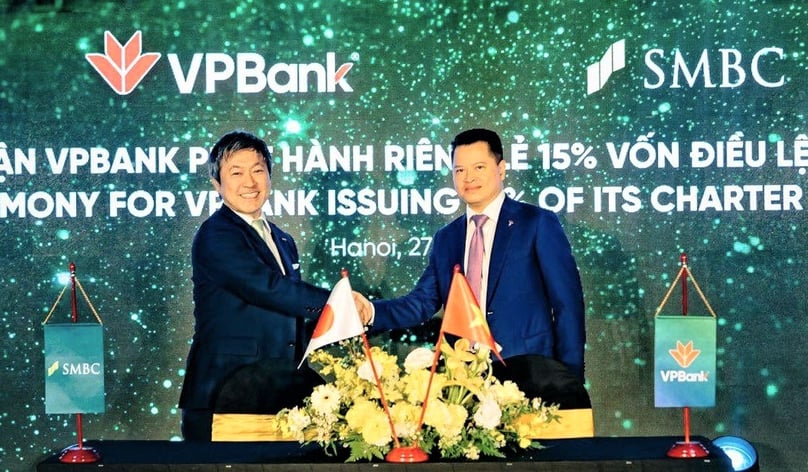 VPBank chairman Ngo Chi Dung (right) and SMBC managing director Masahiro Yoshimura celebrate their investment deal in Hanoi on March 27, 2023. Photo courtesy of VPBank. 