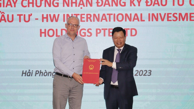 A representative of HW International Investment Holdings (left) receives the investment license in Hai Phong on May 9, 2023. Photo courtesy of the Hai Phong news portal.