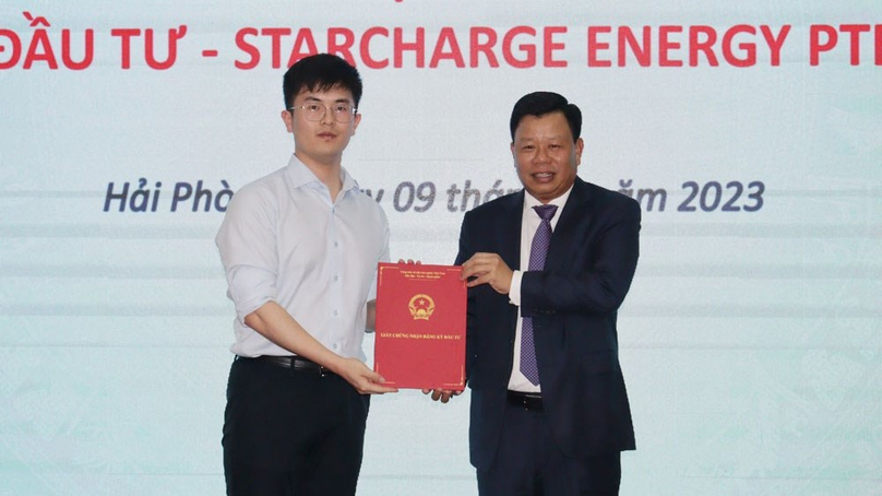 A representative of Starcharge (left) receives an investment license in Hai Phong city, northern Vietnam on May 9, 2023. Photo courtesy of the Hai Phong news portal.