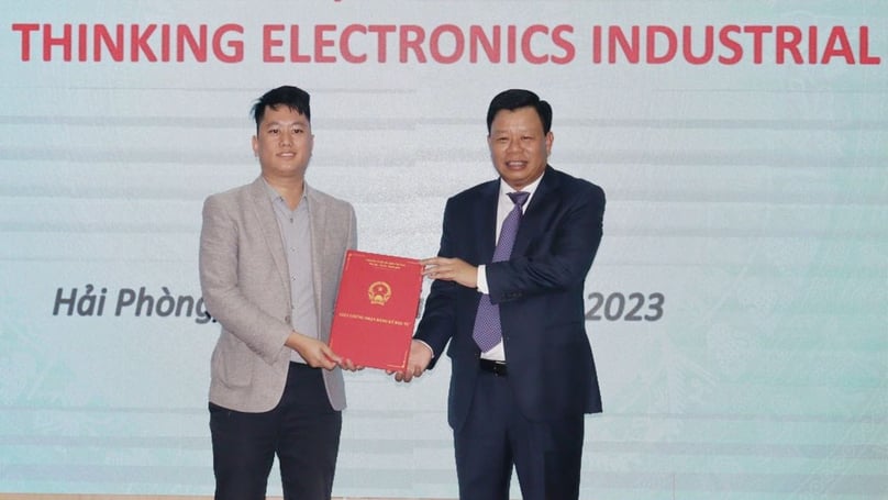 A representative of Thingking Electronics (left) receives an investment license in Hai Phong on May 9, 2023. Photo courtesy of the Hai Phong news portal.