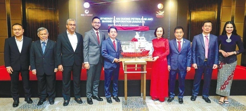 Haduco CEO Tran Quang Hung (left, fifth) at the signing ceremony in Kuala Lumpur on May 11, 2023. Photo courtesy of thesundaily.my newspaper.