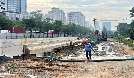 A public-funded road project is under development in Ho Chi Minh City’s District 7. Photo courtesy of Saigon Liberation newspaper.