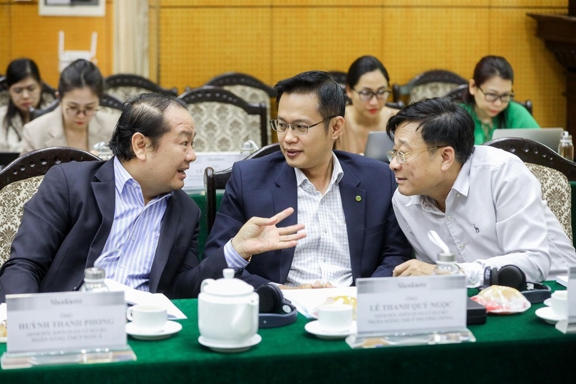 Delegates converse at the workshop. Photo by The Investor/Trong Hieu.