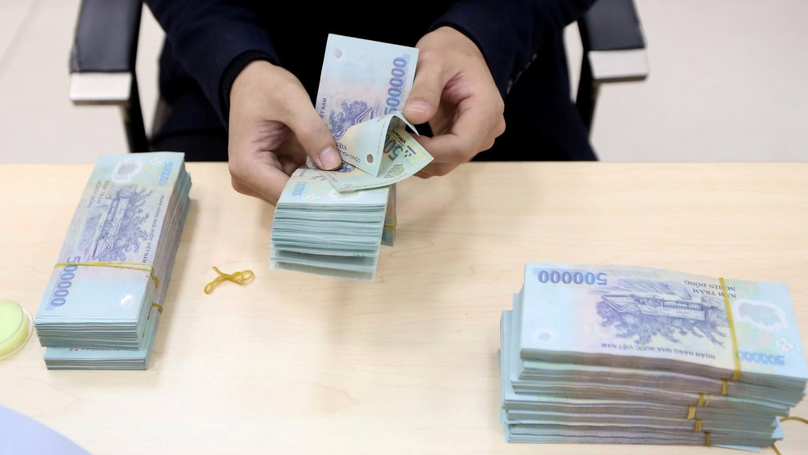 Domestic banks have cut interest rates to 8.8% for terms of 12 months or less. Photo courtesy of Vietnam News Agency.