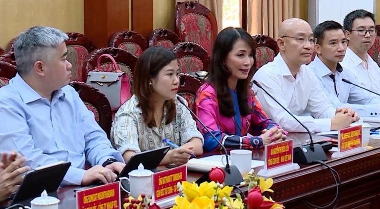 Jareeporn Jarukornsakul (third from left), chairwoman and CEO of WHA Industrial Development, at a meeting in Thanh Hoa province, central Vietnam on May 16, 2023. Photo courtesy of Thanh Hoa Television.