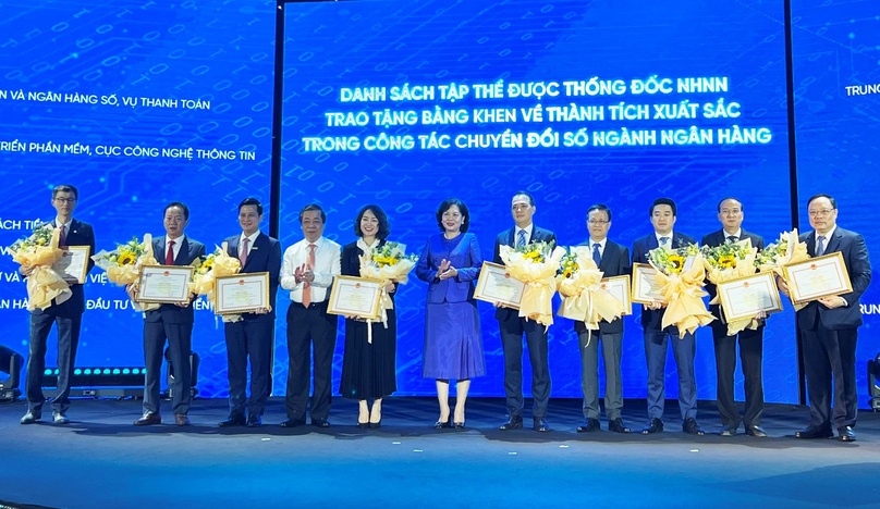 Jung Kyung Won (left), Shinhan Bank's deputy general director, receives a certificate of merit for outstanding achievements in digital transformation. Photo courtesy of the bank.