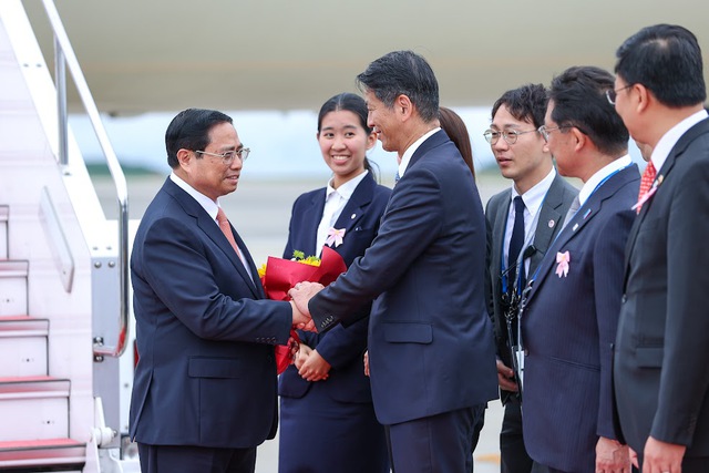 Hiroshima Prefecture Governor Hidehiko Yuzaki welcomes Prime Minister Pham Minh Chinh. Photo courtesy of Vietnam's government portal.