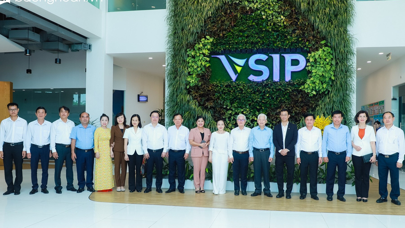 Nguyen Manh Cuong (third, right), Secretary of Binh Phuoc province's Party Committee, visits VSIP Nghe An, Nghe An province, central Vietnam on May 20, 2023. Photo courtesy of Nghe An newspaper.
