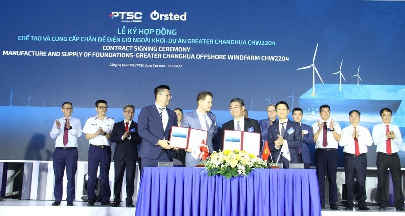 Representatives of Orsted and PTSC sign a contract in Ba Ria-Vung Tau province, southern Vietnam on May 19, 2023, under which the latter will build offshore wind farm foundations for the former. Photo courtesy of PTSC.