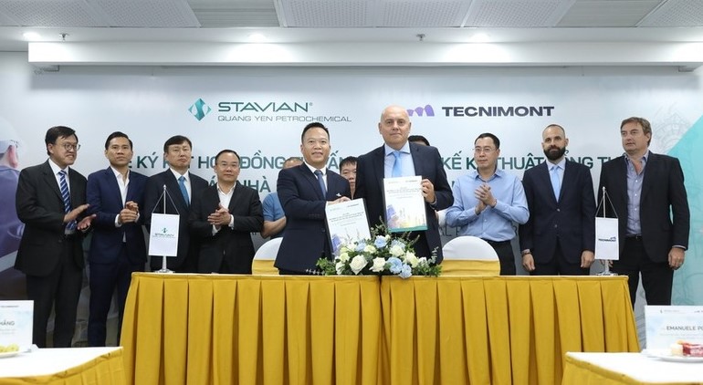 Representatives of Stavian Quang Yen Petrochemical JSC and Tecnimont S.p.A signs a technical design consultancy contract on May 18, 2023. Photo courtesy of Stavian Quang Yen.