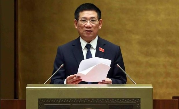 Finance Minister Ho Duc Phoc presents the government proposal on VAT reduction at the National Assembly meeting on May 24, 2023. Photo courtesy of Vietnam News Agency.