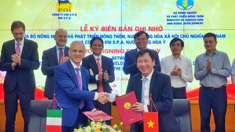 Eni Vietnam country managing director Alessandro Gelmetti (left) at the signing ceremony in Hanoi on May 23, 2023. Photo courtesy of the Ministry of Agriculture and Rural Development.