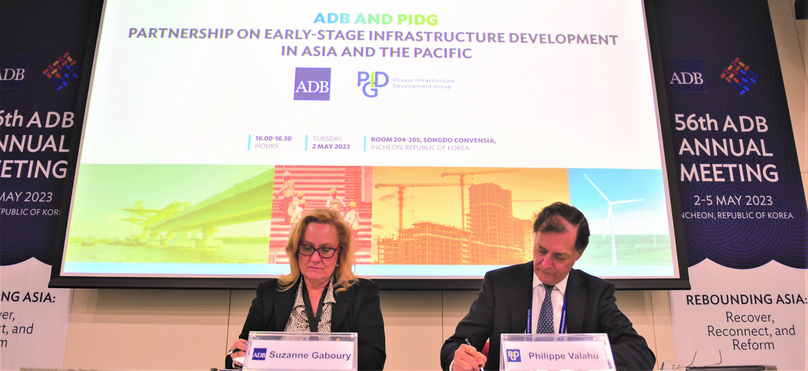 ADB’s Suzanne Gaboury (left) and CEO Philippe Valahu of PIDG sign their partnership in South Korea’s Incheon in early May 2023. Photo courtesy of ADB.