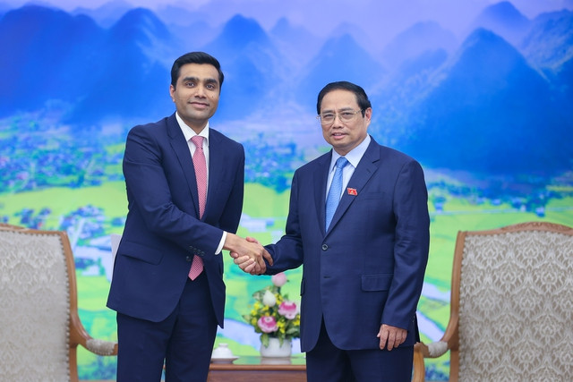 PM Pham Minh Chinh (right) receives Karan Adani, CEO of Adani Ports and SEZ Limited (APSEZ) in Hanoi on May 24, 2023. Photo courtesy of the government portal.