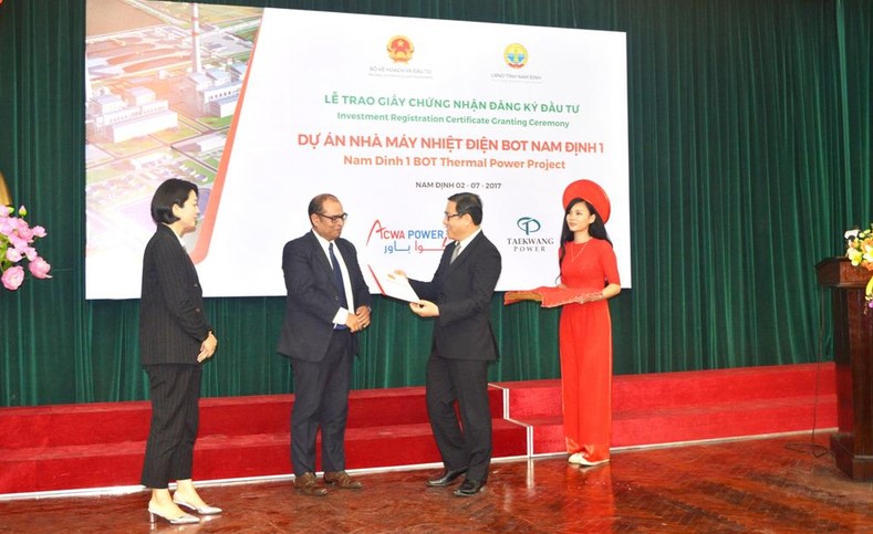 Investors of Nam Dinh 1 BOT thermal power project receive an investment certificate on July 2, 2017. Photo courtesy of Nam Dinh newspaper.