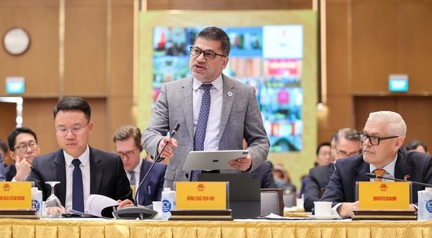 Nitin Kapoor, co-chair of the VBF consortium, speaks in a meeting between the Vietnamese government and representatives of the foreign business community in Hanoi on April 22, 2023. Photo courtesy of the government portal.