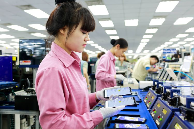 Workers make smartphones at a Samsung Vietnam factory. Photo courtesy of the company.