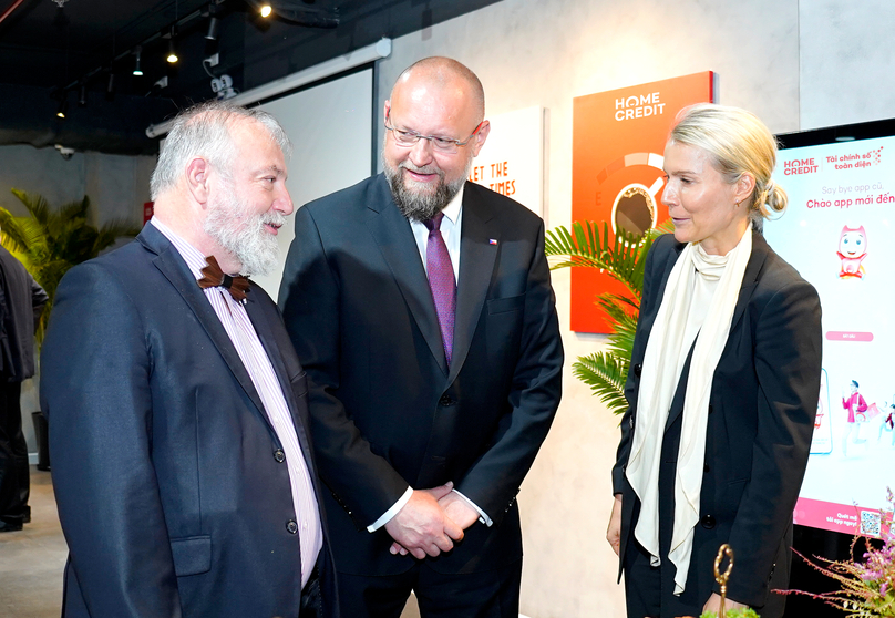 Jan Bartosek (center), Deputy Speaker of the Chamber of Deputies of the Czech parliament, is present at Home Credit Vietnam’s office in Ho Chi Minh City on May 26, 2023. Photo courtesy of the company.